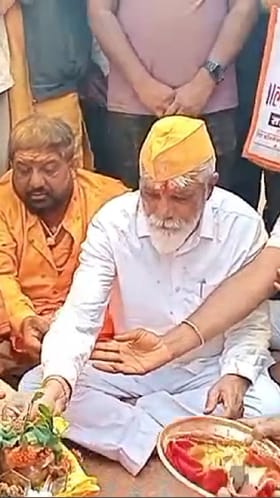 चंदनपुरी यात्रोत्सवात मंत्री दादा भुसे यांच्या हस्ते सपत्नीक पूजा.