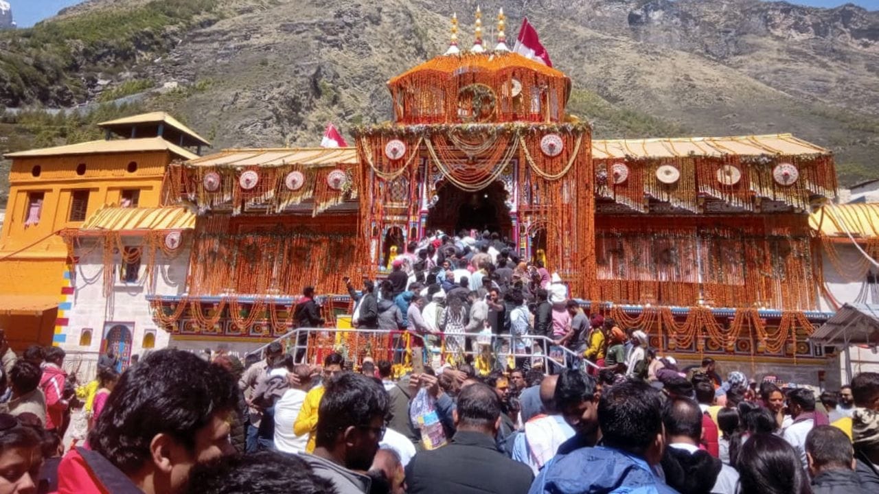 अध्यात्मिक शांतता आणि हिमालयातील निसर्गसौंदर्याचे प्रतीक असलेली चारधाम यात्रा यंदा लवकर सुरू होणार आहे. आता चारधामची यात्रा करणाऱ्या भाविकांची प्रतीक्षा संपली आहे. नुकतंच बद्रीनाथ धामचे दरवाजे उघडण्याच्या मुहूर्तावर शिक्कामोर्तब झाले आहे. तसेच या यात्रेबाबतचे सविस्तर तपशील समोर आला आहे.