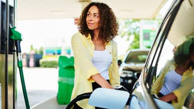 चॉकलेटपेक्षा स्वस्त पेट्रोल! 1 रुपयात मिळवा 1 लिटर, 50 रुपयांत तर टाकी फुल्ल