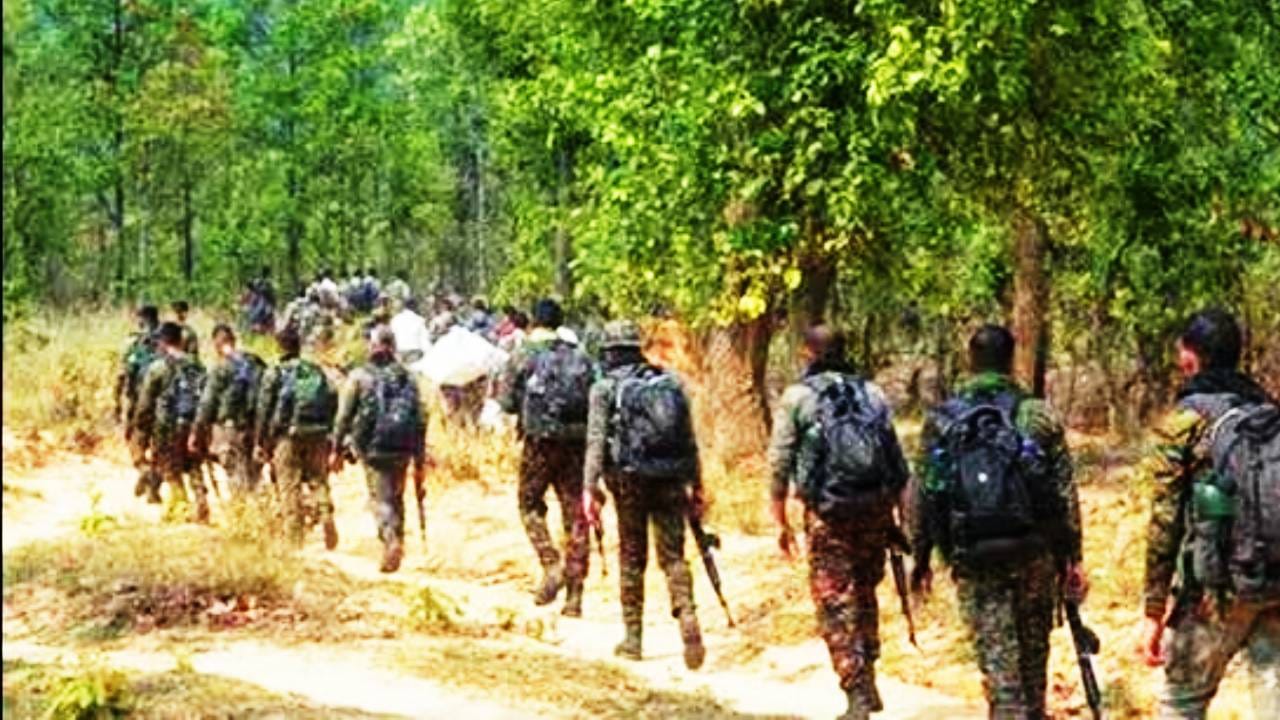 Naxalites: छत्तीसगडमध्ये पोलीस आणि माओवाद्यांमध्ये मोठी चकमक, 12 माओवाद्यांना कंठस्नान घालण्यात पोलिसांना यश Naxalites: छत्तीसगडमध्ये पोलीस आणि माओवाद्यांमध्ये मोठी चकमक, 12 माओवाद्यांना कंठस्नान घालण्यात पोलिसांना यश
