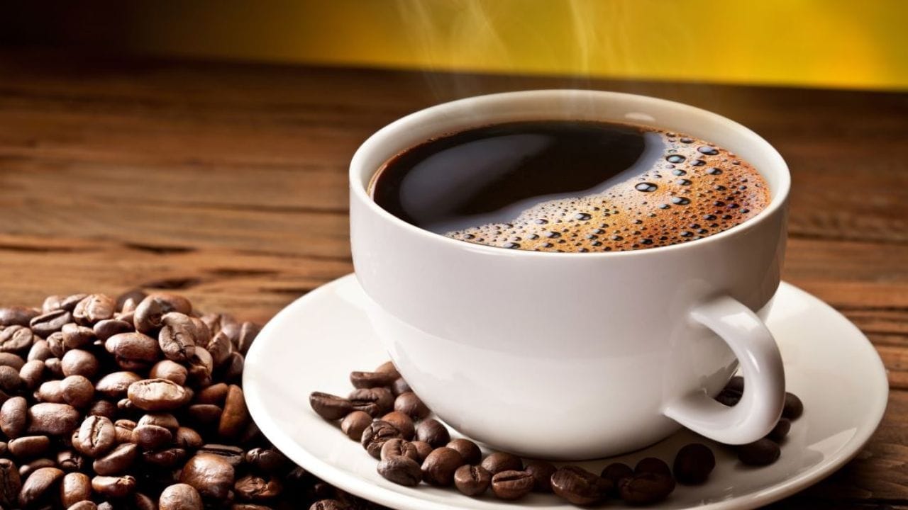 जर तुम्ही दिवसातून ४-५ कपपेक्षा जास्त कॉफी पीत असाल, तर त्याचे गंभीर परिणाम होऊ शकतात. कॉफीमुळे सतत हात-पाय थरथरणे किंवा चिडचिड होणे हे त्रास संभवतात. तसेच कॅफिनमुळे रक्तदाब अचानक वाढू शकतो.