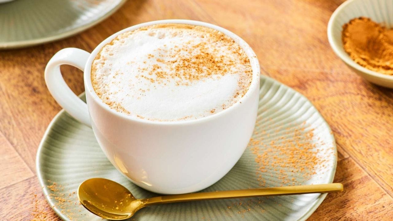 कॉफी यकृतातील विषारी घटक बाहेर काढण्यास आणि फॅटी लिव्हरचा त्रास कमी करण्यास मदत करतात. कॉफी शरीरातील मेटाबॉलिझमचा वेग वाढतो, ज्यामुळे चरबी जाळण्यास मदत होते. संशोधनानुसार, ब्लॅक कॉफीमुळे टाईप २ मधुमेहाचा धोका कमी होऊ शकतो.