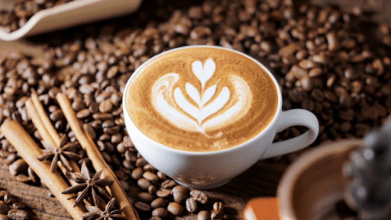 कॉफीमधील कॅफिन तुमच्या शरीरात १२ तासांहून अधिक काळ राहू शकते. जर तुम्ही संध्याकाळी कॉफी प्यायली, तर तुमची रात्रीची झोप उडू शकते, ज्यामुळे पुढचा संपूर्ण दिवस थकवा जाणवू शकतो.