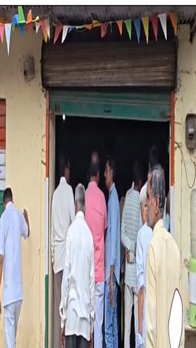 जिल्हा परिषद, पंचायत समिती निवडणुकीच्या पार्श्वभूमीवर उमरगा काँग्रेसकडून उमेदवारीसाठी इच्छुकांची मोठी गर्दी.