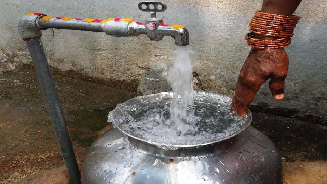 इंदौरच्या भागीरथपुरा परिसरात थेट दूषित पाणी पिल्याने लोक आजारी पडले असून काहींचा थेट मृत्यू झाला घटनेने देशभरात मोठी खळबळ उडाली असून लोकांमध्ये भीतीचे वातावरण आहे. लोकांना जुलाब आणि उलटीची समस्याही आहे. 