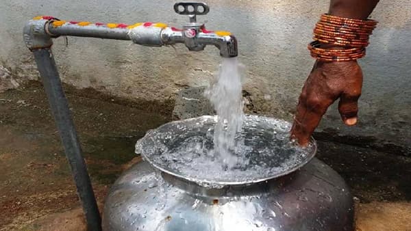 इंदौरच्या भागीरथपुरा परिसरात थेट दूषित पाणी पिल्याने लोक आजारी पडले असून काहींचा थेट मृत्यू झाला घटनेने देशभरात मोठी खळबळ उडाली असून लोकांमध्ये भीतीचे वातावरण आहे. लोकांना जुलाब आणि उलटीची समस्याही आहे.