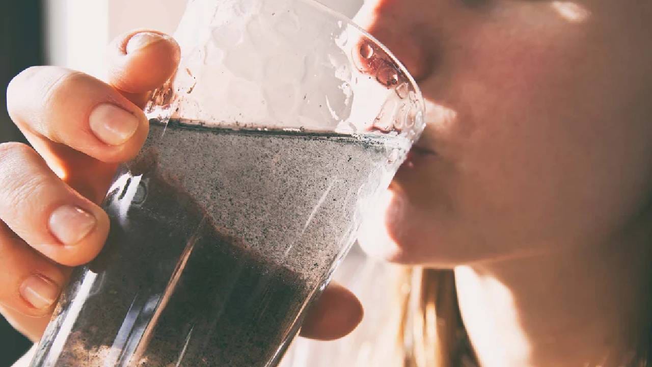 एम्स गोरखपूरचे डॉ. रजनीश कुमार यांनी म्हटले की, दूषित पाण्यामध्ये जीवाणू, विषाणू असतात, जे थेट आतड्यांवर हल्ला करतात. यामुळे वारंवार जुलाब होतात आणि उलटी होते. कायम लक्षात ठेवा की, दूषित पाणी हे गडूळ रंगाचे असते, ते स्वच्छ नसते. थोडी माती मिक्स केल्यासारखे दिसते.