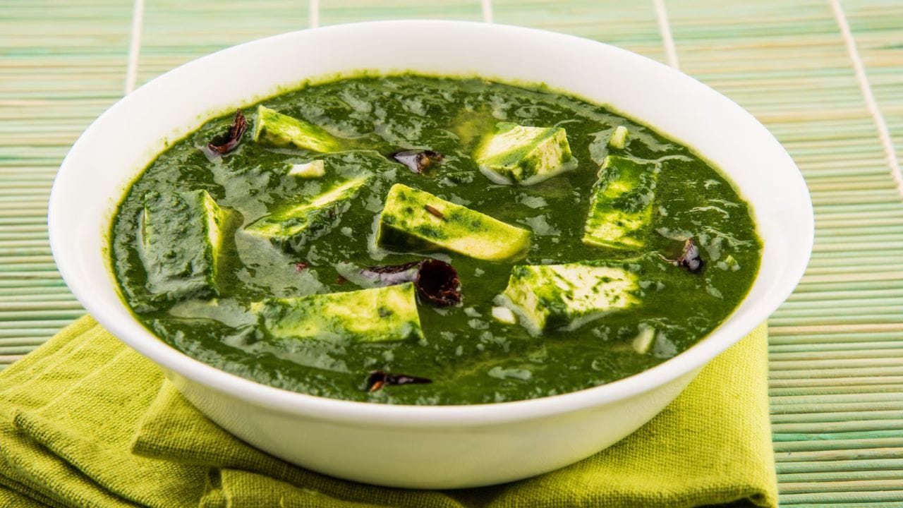 हिरव्या पालेभाज्या : मेथीची भाजी किंवा इतर काही पालेभाज्यांमध्ये टोमॅटोचा वापर टाळावा. टोमॅटोमधील आंबटपणामुळे पालेभाज्यांची नैसर्गिक चव आणि त्यांचा विशिष्ट सुगंध कमी होऊ शकतो.