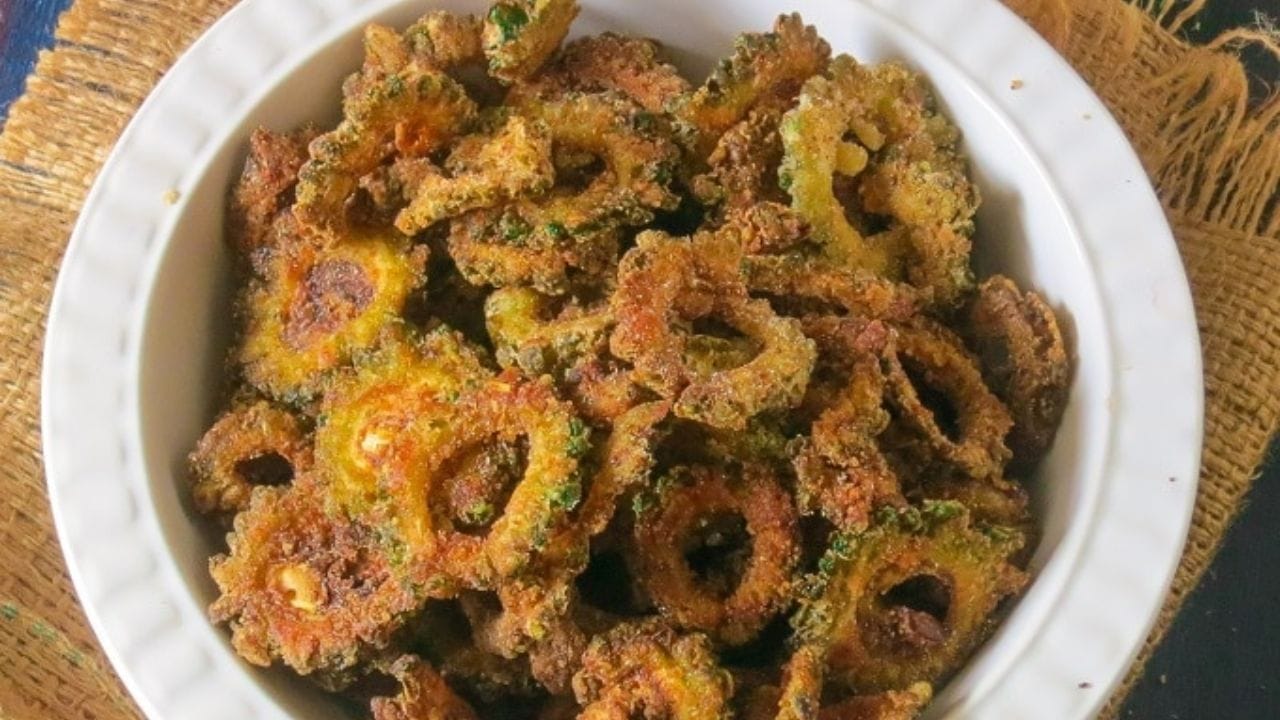 दुधी भोपळा आणि कारले: दुधी भोपळ्याची भाजी हलकी आणि गोडसर चवीची असते, टोमॅटोमुळे ती अति आंबट होऊ शकते. तसेच, कारल्याच्या भाजीत टोमॅटो घातल्याने कारल्याचा नैसर्गिक कडूपणा आणि टोमॅटोचा आंबटपणा यांचे मिश्रण चव बिघडवू शकते.