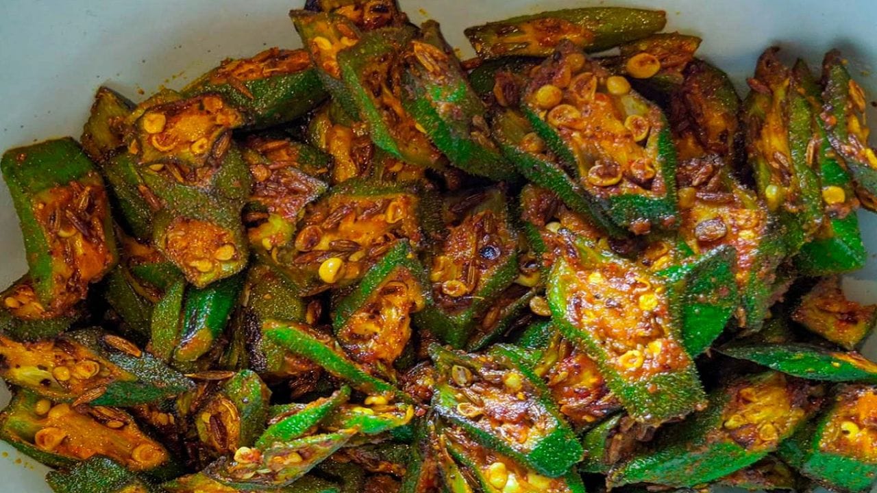 भेंडीची भाजी: भेंडीमध्ये टोमॅटो घातल्याने ती अधिक चिकट होण्याची शक्यता असते. जर तुम्हाला भेंडी कुरकुरीत हवी असेल, तर टोमॅटोऐवजी आमसूल किंवा लिंबाचा वापर करणे अधिक योग्य ठरते.