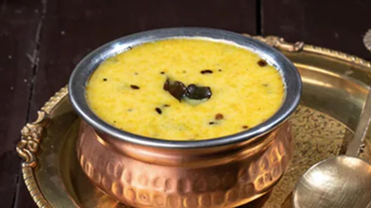 दही असलेली ग्रेव्ही: ज्या भाज्यांमध्ये दह्याचा वापर मुख्य घटक म्हणून केला जातो (कढी किंवा काही विशेष ग्रेव्ही), तिथे टोमॅटो टाळणे गरजेचे आहे. दही आणि टोमॅटो दोन्ही आंबट असल्याने भाजीची चव प्रमाणाबाहेर आंबट होऊ शकते.