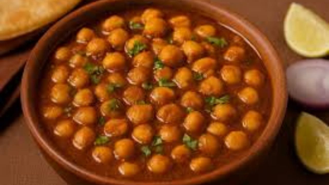 कडधान्यांची उसळ : काही पांढऱ्या कडधान्यांच्या (उदा. सफेद वाटाणा किंवा छोले) उसळीत जर तुम्हाला मूळ चव टिकवून ठेवायची असेल, तर टोमॅटोचा वापर मर्यादित ठेवावा, जेणेकरून मसाल्यांची चव बदलणार नाही.  