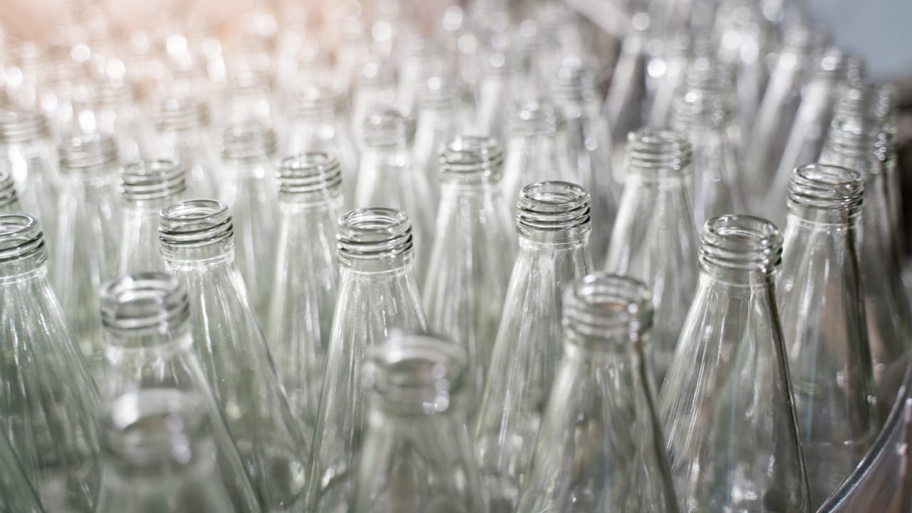 काचेच्या बाटलीचे सर्वात मोठे वैशिष्ट्य म्हणजे ती पाण्यात कोणतेही रासायनिक घटक सोडत नाही. प्लास्टिकच्या तुलनेत काचेची बाटली अत्यंत सुरक्षित मानली जाते. काचेच्या बाटलीमुळे पाण्याची मूळ चव बदलत नाही. यात कोणत्याही प्रकारचे हानिकारक रसायने नसतात.