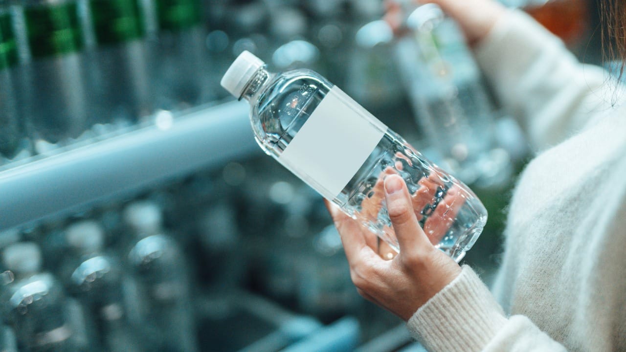 तांब्याच्या बाटलीतील पाणी प्यायल्याने रोगप्रतिकारक शक्ती वाढते. पचन सुधारते आणि सांधेदुखीमध्ये आराम मिळतो. तांब्यामुळे पाण्याच्या चवीत थोडासा बदल जाणवू शकतो. जो आरोग्यासाठी फायदेशीर असतो.