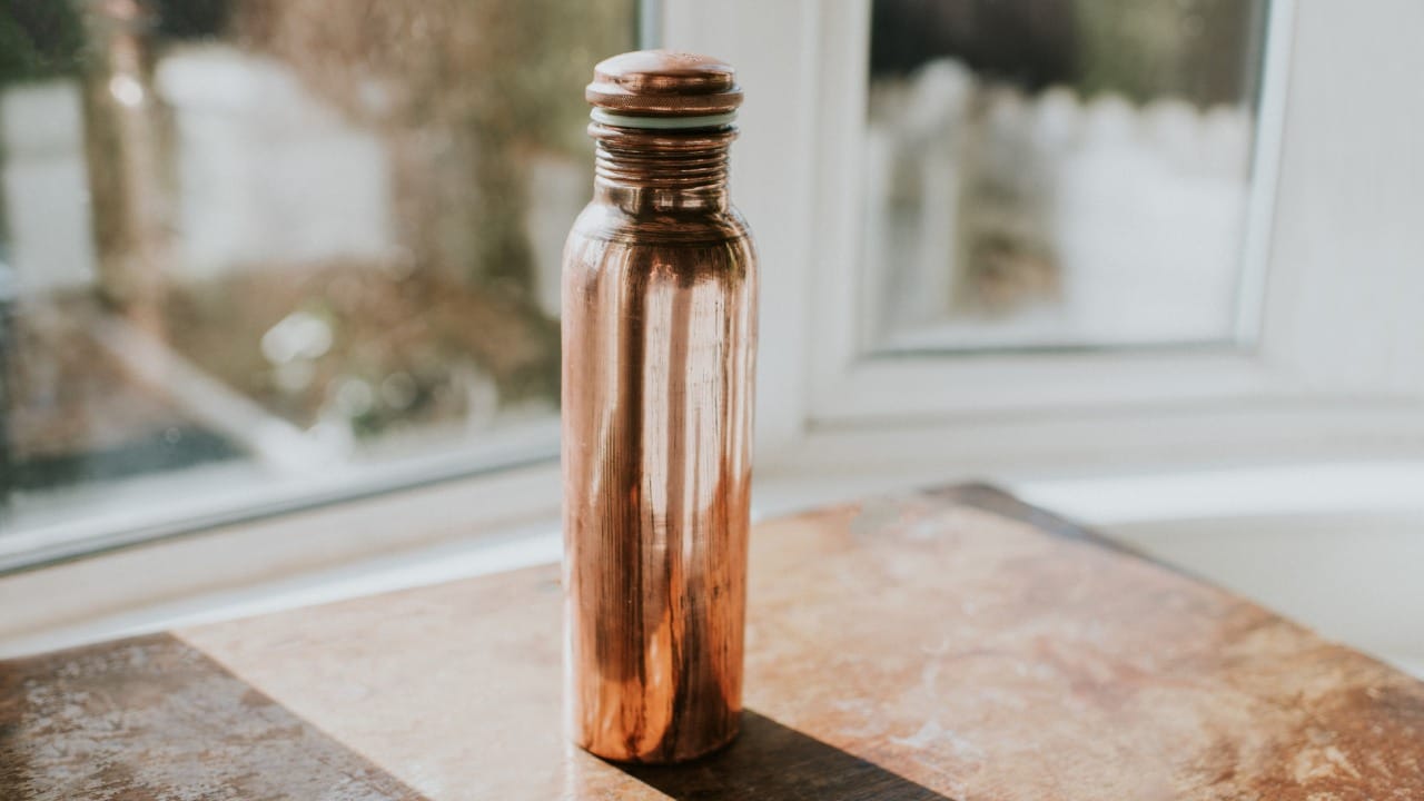 तांब्यामध्ये नैसर्गिक अँटी-बॅक्टेरियल गुणधर्म असतात. जर पाणी तांब्याच्या बाटलीत किमान १६ तास साठवून ठेवले, तर त्यातील हानिकारक जीवाणू नष्ट होऊन पाणी नैसर्गिकरित्या शुद्ध होते.