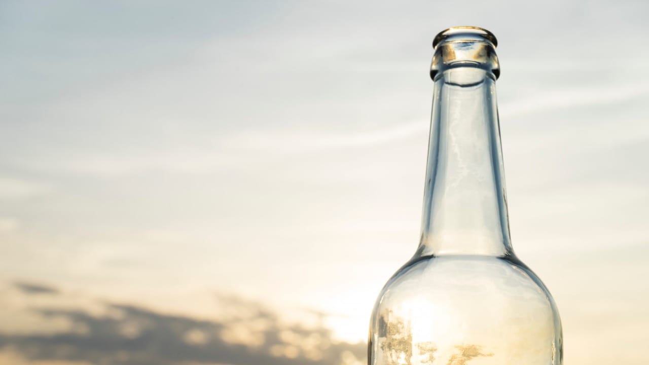 काचेच्या बाटल्या वापरताना त्यांच्या झाकणांकडे लक्ष देणे गरजेचे आहे. काही वेळा निकृष्ट दर्जाच्या झाकणांचा रंग किंवा कण पाण्यात मिसळू शकतात. त्यामुळे नेहमी चांगल्या गुणवत्तेच्या झाकणाची बाटली निवडावी.