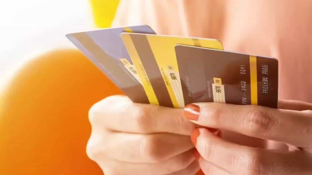 क्रेडिट कार्डधारकाचा मृत्यू झाल्यास बिल कोण भरणार? बँका कोणाकडून पैसे वसूल करतात, जाणून घ्या