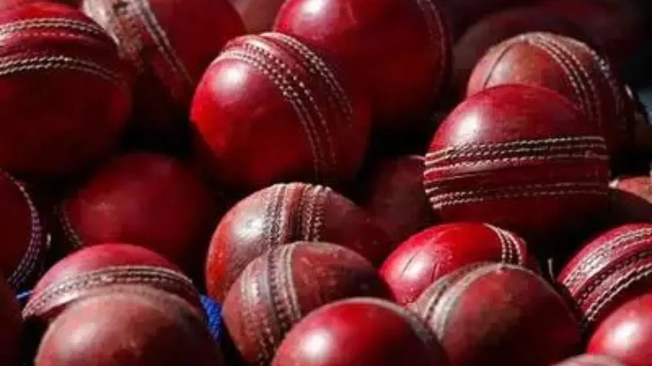 लाख आणि पॉलिश : चेंडूला चमक देण्यासाठी आणि चामड्याचे संरक्षण करण्यासाठी त्यावर लाख आणि विशिष्ट मेणाचा थर दिला जातो. यामुळे नवीन चेंडू हवेत अधिक स्विंग होतो. 