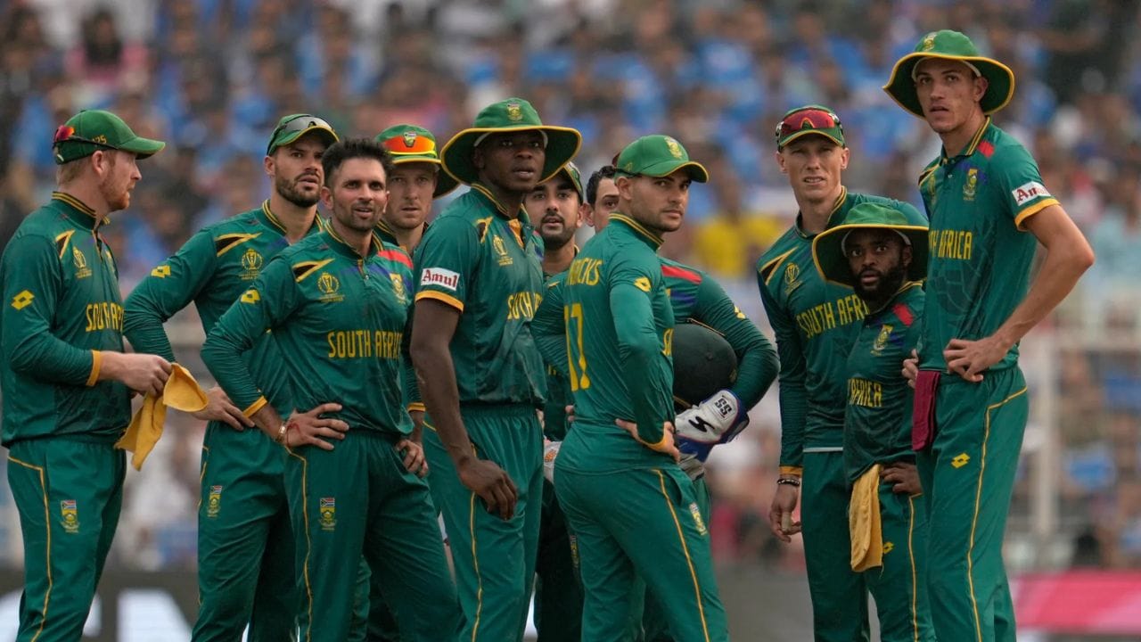 खेळाडूंचे स्थलांतर: आरक्षणाच्या नियमांमुळे संधी मिळत नसल्याने केविन पीटरसन, ग्रँट इलियट आणि डेव्हॉन कॉनवे यांसारख्या अनेक प्रतिभावान गोऱ्या खेळाडूंनी दक्षिण आफ्रिका सोडून दुसऱ्या देशांकडून क्रिकेट खेळणे पसंत केले.