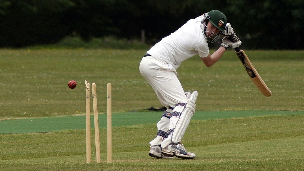 नियमातील अडचण : क्रिकेटच्या नियमानुसार, चेंडू स्टंपला लागल्याशिवाय फलंदाज बाद मानला जात नाही. दोन स्टंपच्या मधून चेंडू गेल्यावर तो स्टंपला स्पर्श करत नसल्याने फलंदाज 'नॉट आऊट' राहायचा.