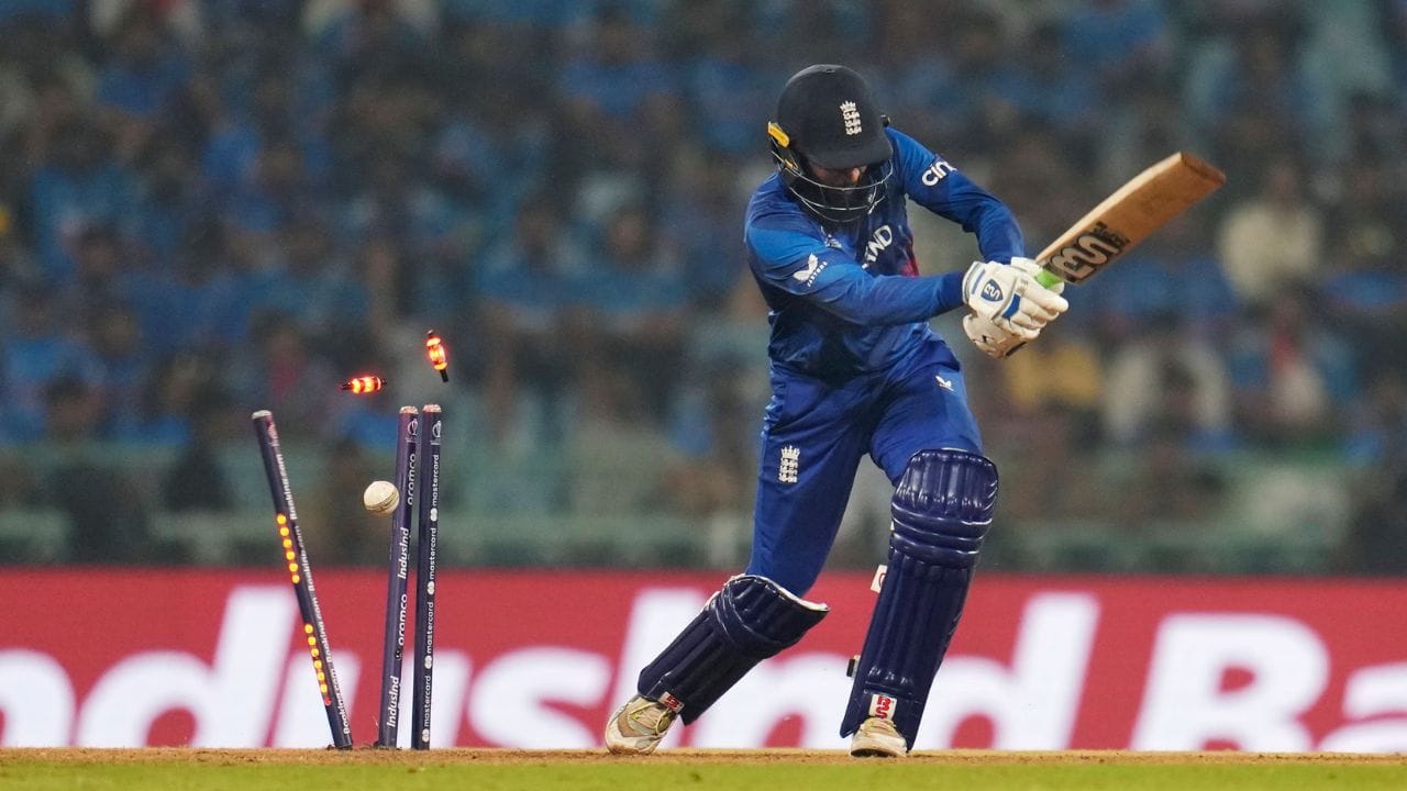 सुरुवातीचा काळ : क्रिकेटच्या सुरुवातीच्या काळात खेळात फक्त दोनच स्टंप वापरले जात असत आणि त्यांच्यावर एकच बेल (Bail) ठेवली जायची.