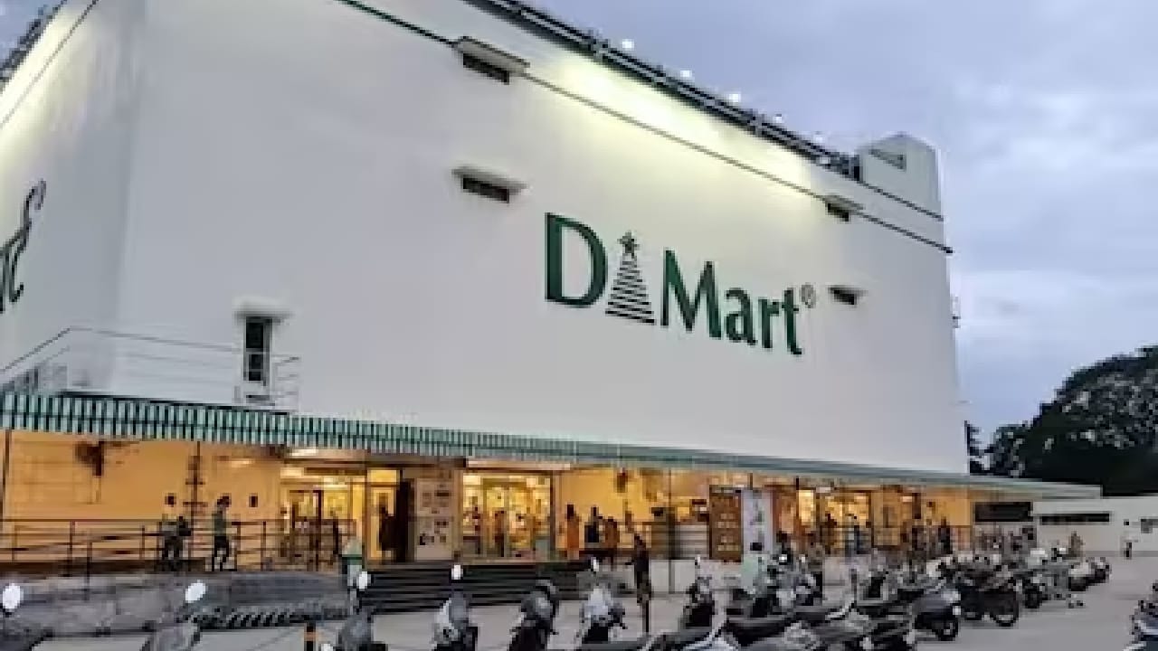 डी-मार्टमध्ये महिलांची संख्या जास्त असण्यामागे व्यवस्थापनाचे धोरण, कामाचे स्वरूप, सुरक्षितता आणि महिलांना उपलब्ध असलेल्या सोयी-सुविधा ही प्रमुख कारणे असल्याचे दिसून येते. त्यामुळे डी-मार्टमध्ये सर्वात जास्त कामगार या महिला असतात.  