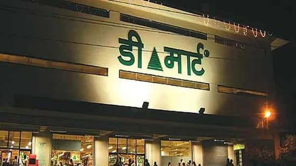 डी-मार्टमध्ये अनेक गोष्टींवर मोठ्या प्रमाणात सवलत दिली जाते. ज्यामध्ये काही गोष्टी या एकावर एक फ्री देखील असतात.