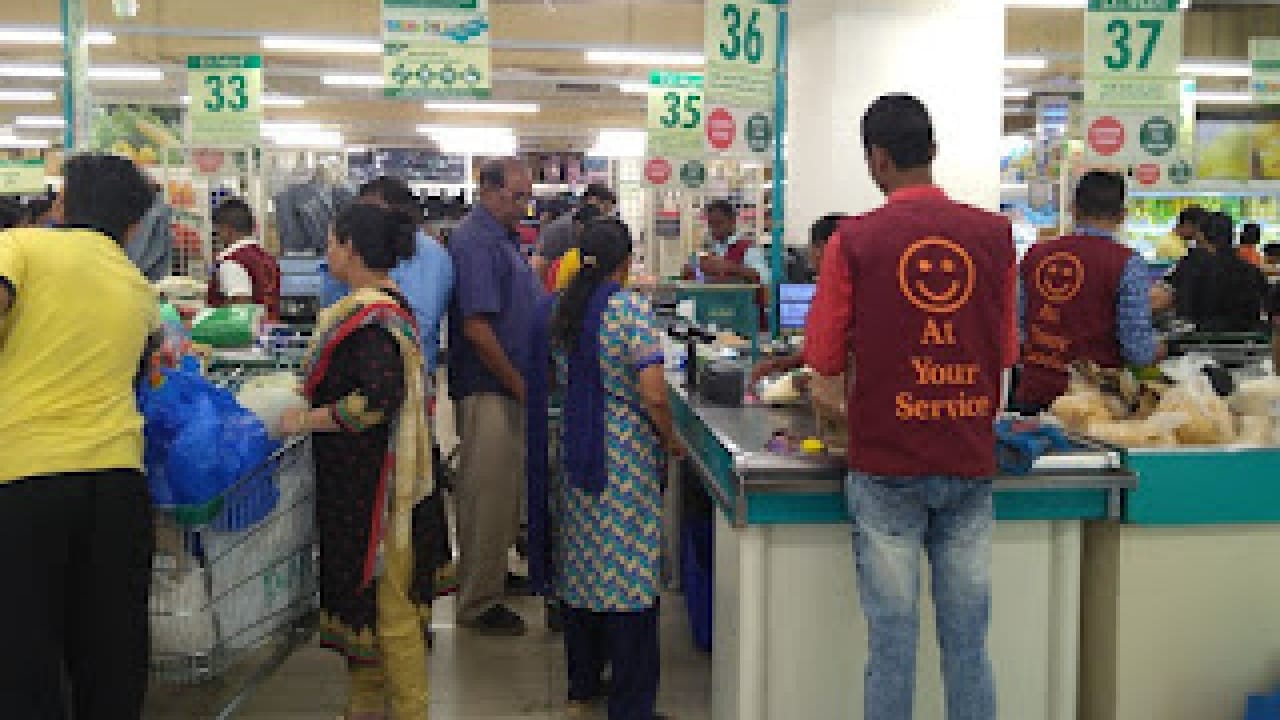 तो सर्वात प्रथम तुमच्याकडे न बघता त्याचे लक्ष तो तुमच्या हातामध्ये असणाऱ्या ट्रॉलीकडे जाते. त्यानंतर तो तुमचे बिल बाहेर त्यावर शिक्का मारतो. 