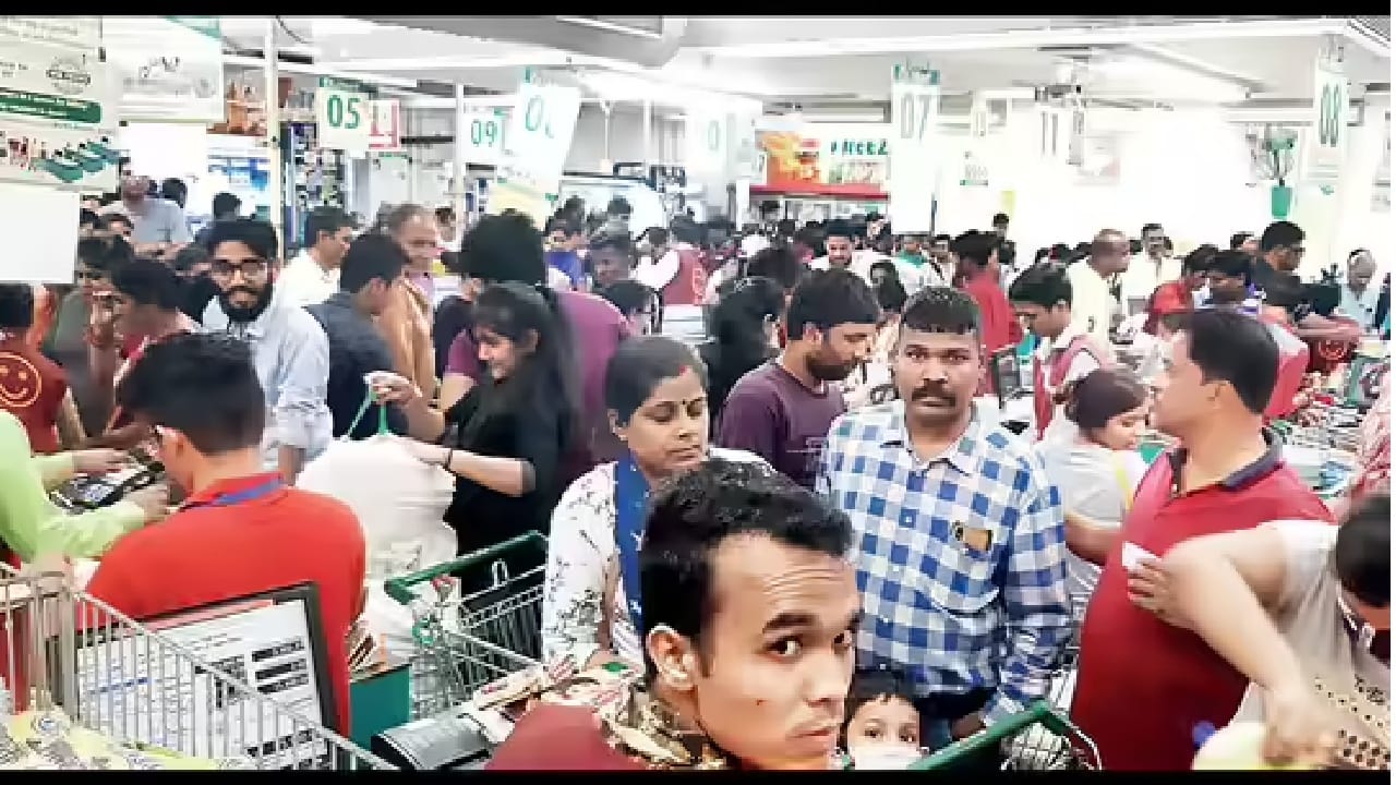 डी-मार्टमध्ये स्वस्त आणि अनेक गोष्टी एकाच जागेवर मिळत असल्यामुळे अनेक ग्राहक हे डी-मार्टमध्ये खरेदी करण्यास पंसती देतात. त्यामुळे डीमार्ट ही सर्वसामान्य ग्राहकांसाठी खूप फायदेशीर ठरत आहे.