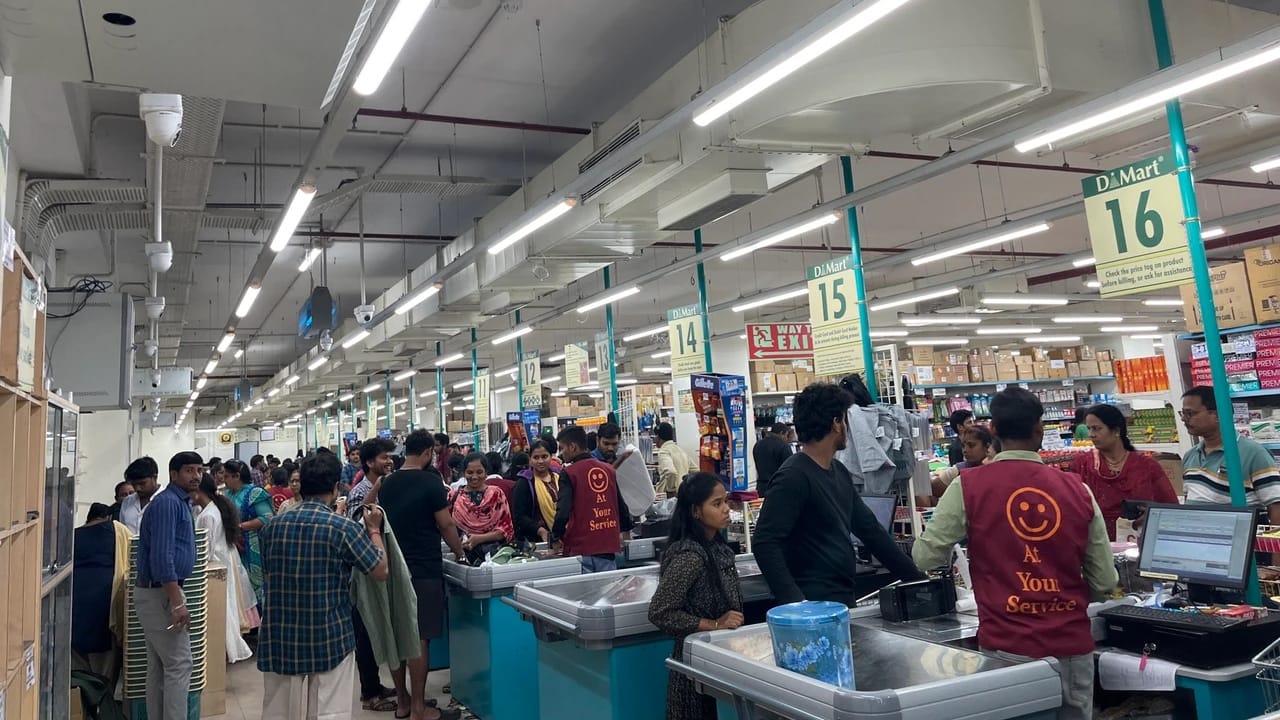 डी-मार्टसारख्या क्षेत्रात काउंटर ऑपरेटर, बिलिंग, ग्राहक मार्गदर्शन, शेल्फ व्यवस्थापन आणि स्टोअर देखभाल यांसारखी कामे मोठ्या प्रमाणावर असतात. ही कामे संयम, शिस्त आणि ग्राहकांशी व्यवस्थित संवाद करून ती करावी लागतात. या बाबतीत महिला कर्मचारी प्रभावीपणे जबाबदारी पार पाडतात असा अनुभव व्यवस्थापनाला आहे.