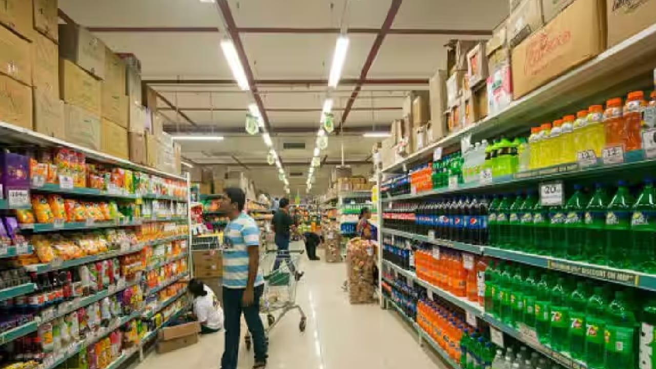 डी-मार्टसारख्या कंपन्या महिलांना नोकरीच्या संधी देऊन आर्थिक स्वावलंबनाचा मार्ग खुला करतात. यामुळे कुटुंबाचे उत्पन्न वाढतेच, शिवाय महिलांचा आत्मविश्वास आणि समाजातील सहभागही वाढतो.