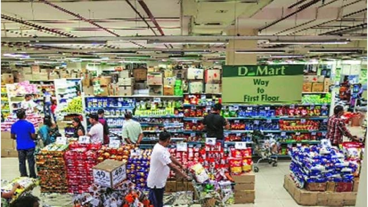 डीमार्टमध्ये शनिवार आणि रविवार या दिवशी मोठ्या प्रमाणात खरेदीसाठी लोकांची गर्दी असते. या दिवशी काही निवडक वस्तूवर सवलत देखील दिली जाते. 