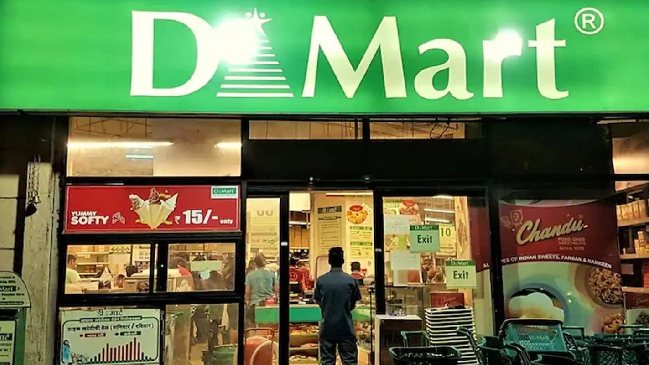 पण अनेकांना माहिती नाही की डी-मार्टमध्ये ऐवढे स्वस्त सामान विकून देखील त्यांना मोठा फायदा होतो. पण तुम्हाला माहिती आहे का की डी-मार्टच्या बाहेर लिंबू-मिरची का लावलेली दिसत नाही. 