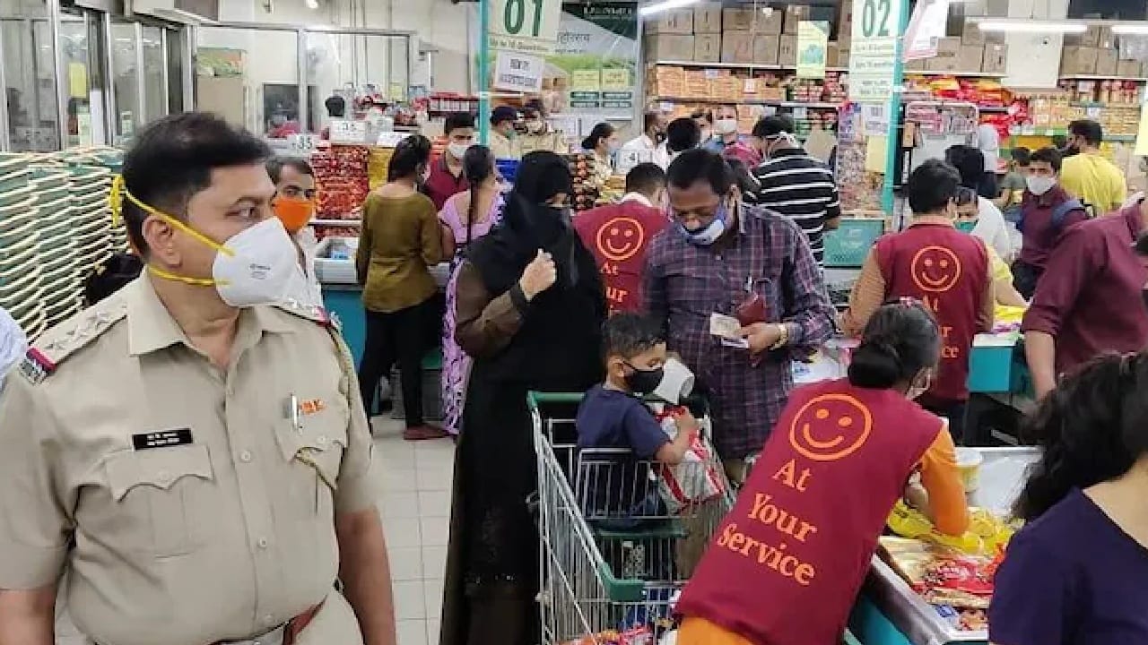 सहाय्यक व्यवस्थापक/ उपव्यवस्थापक यांना 30 ते 52 हजार रुपये पगार मिळतो. Store Manager ला 40 ते 90 हजार रुपये पगार मिळतो. 