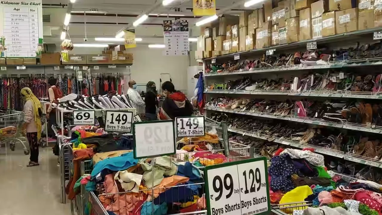 पण अनेकांना हे माहिती नाही की जर डी-मार्टमध्ये खरेदी करून जास्त बचत करायची असेल तर कोणत्या दिवशी गेलं पाहिजे. आज आम्ही तुम्हाला कोणत्या दिवशी डी-मार्टमध्ये जास्त सवलत असते याबद्दल सांगणार आहोत. 