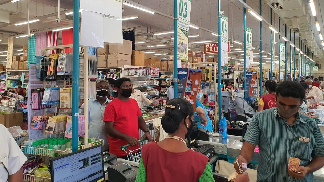 राज्यातील तसेच देशभरातील डी-मार्टच्या अनेक स्टोअर्समध्ये महिला कर्मचाऱ्यांची संख्या ही पुरुषांच्या तुलनेने जास्त दिसून येते. यामागे केवळ एक कारण नसून अनेक कारणं आहेत. ज्यामध्ये रोजगार धोरण, ग्राहकसेवा, कामाचे स्वरूप आणि सामाजिक बदल अशी अनेक कारणे आहेत.