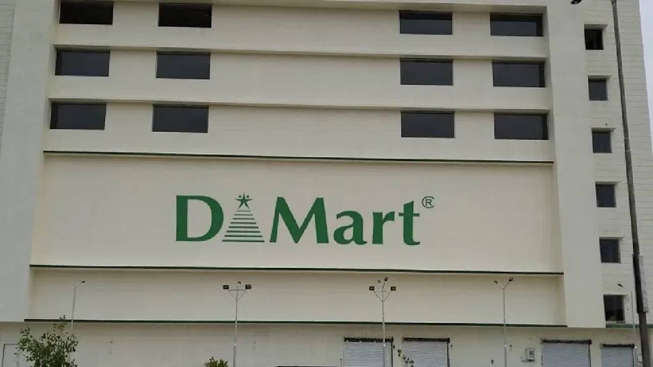 सर्वसामान्यांच्या खिशाला परवडणारे सर्व सामान हे डीमार्ट (DMart) येथे मिळते. अनेकजण महिन्याच्या शेवटी किंवा सणासुधीच्या आधी डीमार्टमध्ये जाऊन सामान भरतात. त्यामुळे डीमार्ट म्हटले की सर्वांच्या तोंडात पहिले स्वस्त दरात मिळणारे सामानाचे दुकान हे वाक्य येते. पण तुम्हाला या इतक्या प्रसिद्ध डीमार्टचा फूल फॉर्म काय आहे माहिती आहे का? 99 टक्के लोकांना नक्कीच माहिती नसेल.