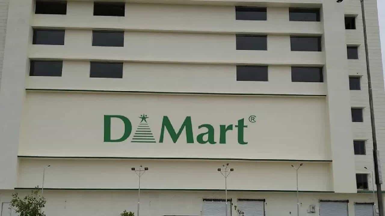 सर्वसामान्यांच्या खिशाला परवडणारे सर्व सामान हे डीमार्ट (DMart) येथे मिळते. अनेकजण महिन्याच्या शेवटी किंवा सणासुधीच्या आधी डीमार्टमध्ये जाऊन सामान भरतात. त्यामुळे डीमार्ट म्हटले की सर्वांच्या तोंडात पहिले स्वस्त दरात मिळणारे सामानाचे दुकान हे वाक्य येते. पण तुम्हाला या इतक्या प्रसिद्ध डीमार्टचा फूल फॉर्म काय आहे माहिती आहे का? 99 टक्के लोकांना नक्कीच माहिती नसेल.