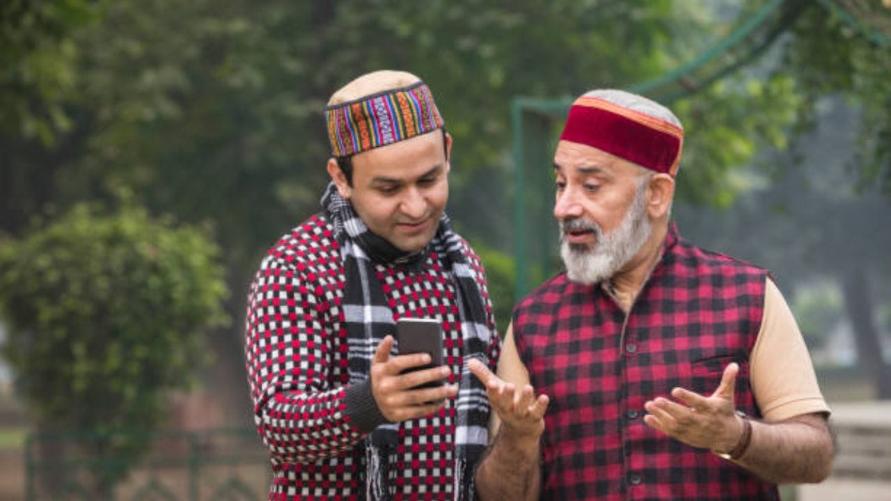 हिमाचल प्रदेश (प्रथम क्रमांक) : ताज्या 'इंडियन हॅपीनेस इंडेक्स 2025' नुसार हिमाचल प्रदेशने अव्वल स्थान पटकावले आहे. येथील नैसर्गिक सौंदर्य, प्रदूषणमुक्त हवा आणि शांत जीवनशैलीमुळे लोक अधिक समाधानी आहेत.