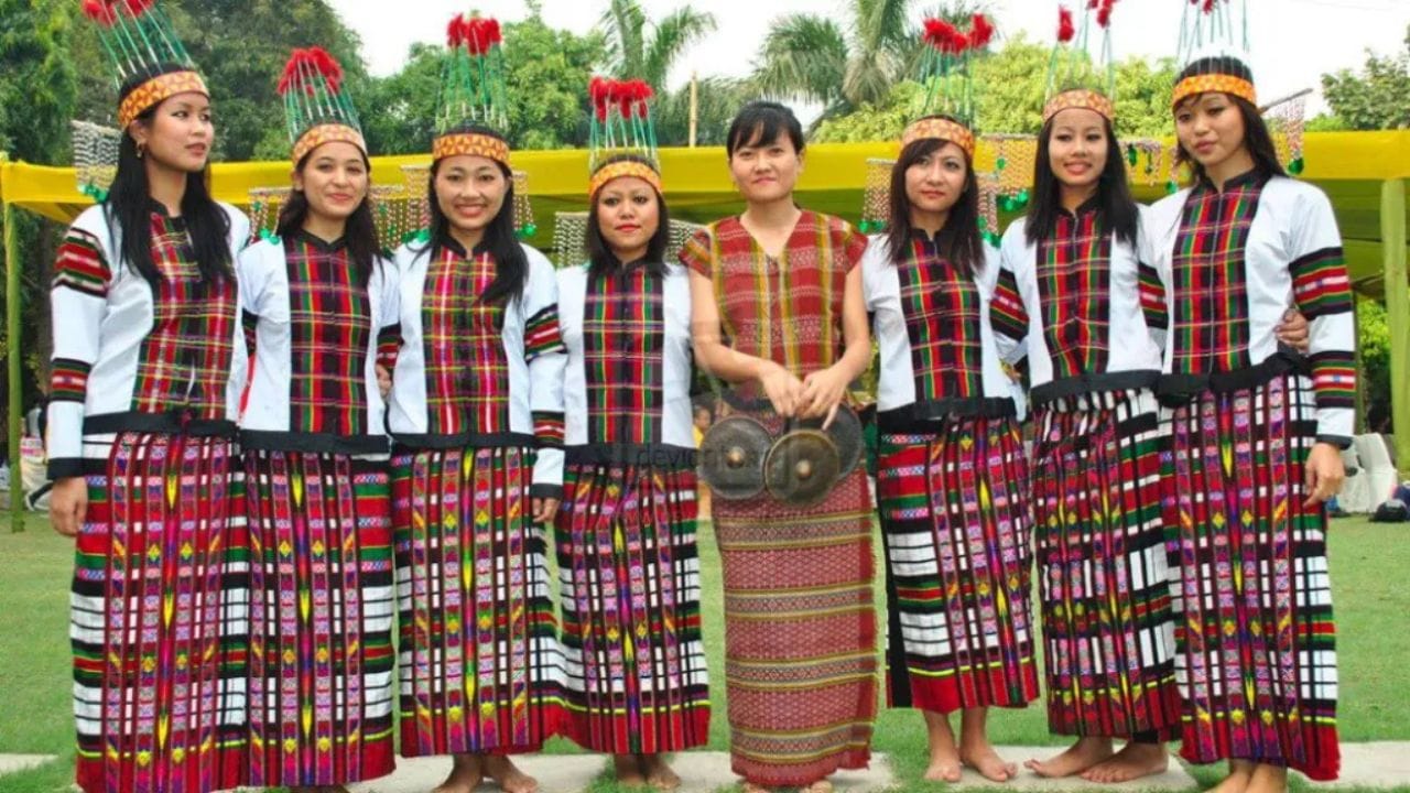 इतर आनंदी राज्ये आणि शहरे : यादीत अंदमान आणि निकोबार बेटे तिसऱ्या, तर पंजाब चौथ्या आणि गुजरात पाचव्या क्रमांकावर आहेत. विशेष म्हणजे, 'टाईम आऊट 2025' च्या सर्वेक्षणात मुंबईला आशियातील सर्वात आनंदी शहर म्हणून स्थान मिळाले आहे. 