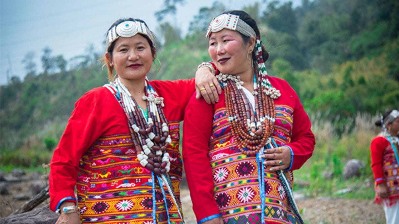 मजबूत सोशल बॉन्डिंग : मिझोराममध्ये 'लुख्मोल' सारखी सामाजिक संस्कृती आहे, जिथे लोक एकमेकांना मदत करण्यासाठी नेहमी तयार असतात. कौटुंबिक आणि सामाजिक संबंध घट्ट असल्याने येथील लोक मानसिकदृष्ट्या अधिक आनंदी असतात.