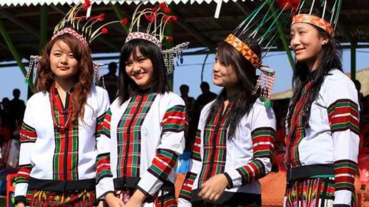 मिझोराम (लहान राज्यांमध्ये अव्वल) : मिझोराम हे सातत्याने आनंदी राज्यांच्या यादीत अग्रस्थानी असते. येथे 100% साक्षरतेच्या जवळ असलेला दर आणि समाजात असलेली समता हे आनंदाचे मुख्य कारण आहे.