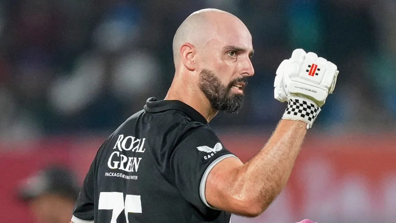 डॅरेलने यासह वर्ल्ड रेकॉर्ड केला. डॅरेल टीम इंडिया विरुद्ध एकदिवसीय क्रिकेटमध्ये 4 वेळा 130 पेक्षा अधिक  धावा करणारा पहिला फलंदाज ठरला. तसेच डॅरेल एकाच संघाविरुद्ध 4 एकदिवसीय शतकं लगावणारा चौथा फलंदाज ठरला आहे.  (PHOTO CREDIT- PTI)