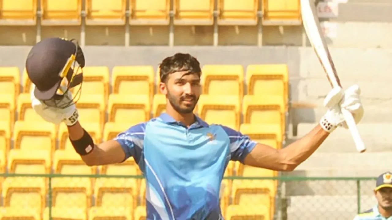 विजय हजारे ट्रॉफी स्पर्धेतील 2025-2026 या हंगामात अनेक फलंदाज चमकदार कामगिरी करत आहेत. त्यापैकी एक म्हणजे देवदत्त पडीक्कल. कर्नाटकाच्या या युवा फलंदाजांना झंझावात कायम राखत आणखी एक शतक झळकावलं आहे. (Photo Credit: KSCA)