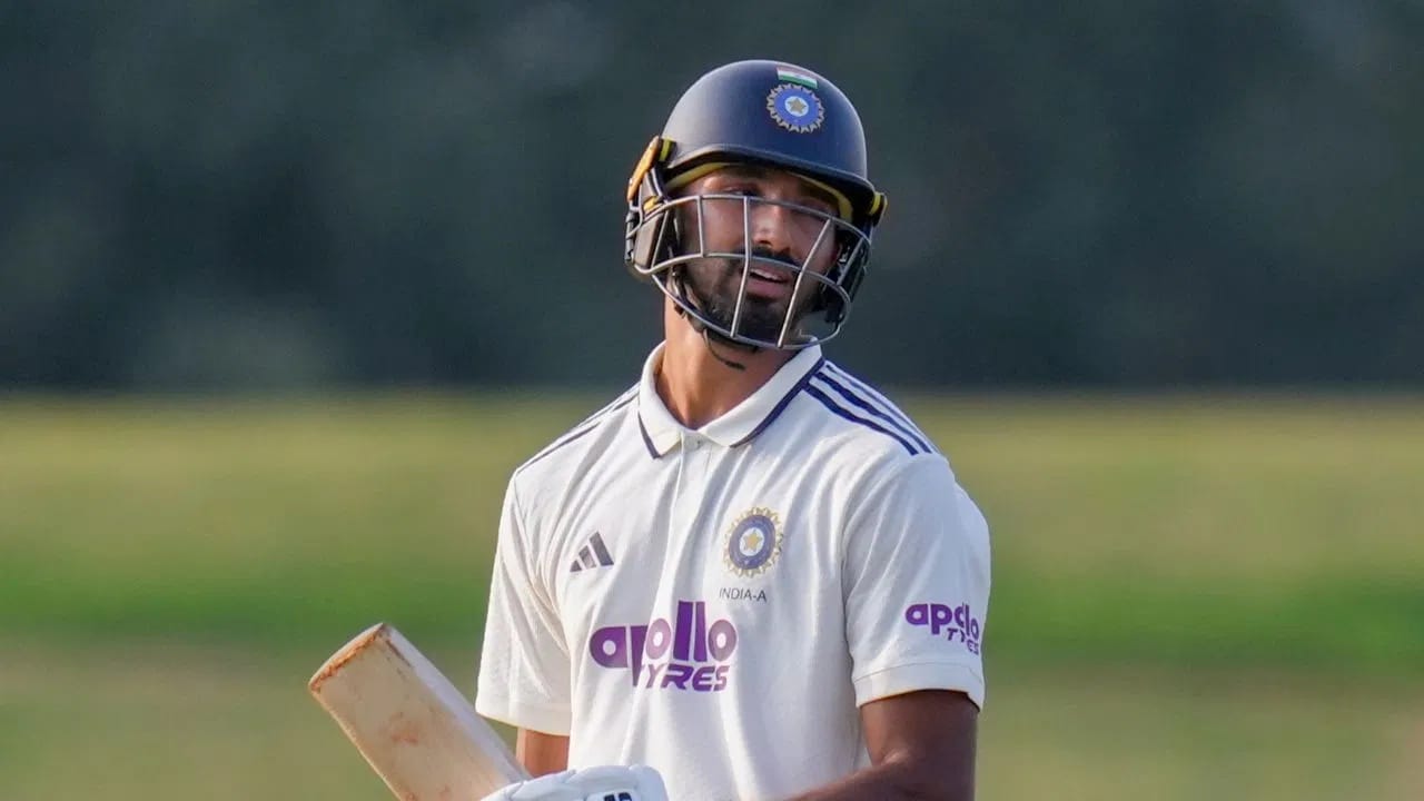 देवदत्तने न्यूझीलंड विरूद्धच्या एकदिवसीय मालिकेसाठी बीसीसीआय भारतीय संघाची घोषणा करणाऱ्याच दिवशीच (3 जानेवारी) शतक केलंय. मात्र त्यानंतरही देवदत्तला बीसीसीआयकडून न्यूझीलंड विरूद्धच्या मालिकेसाठी संघात स्थान मिळणं अवघड आहे. (Photo: PTI)