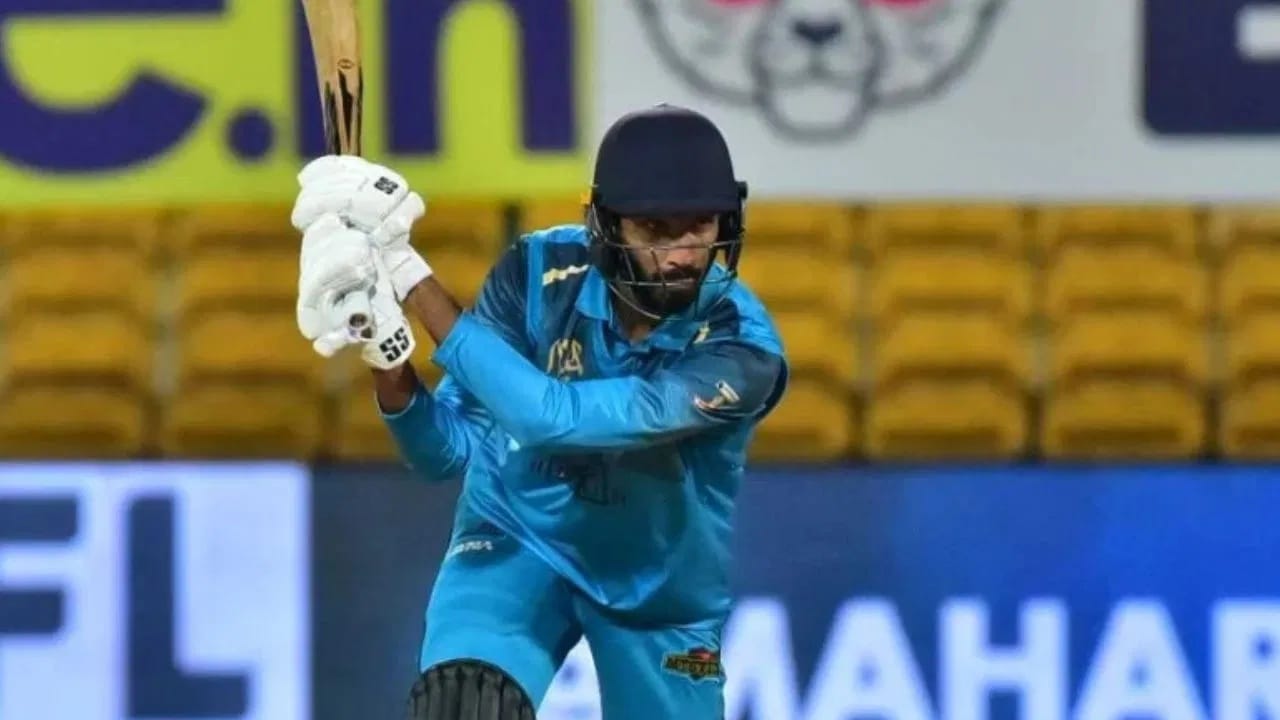 देवदत्तचं हे या मोसमातील चौथं शतक ठरलं. विशेष म्हणजे देवदत्तचं हे या मोसमातील पाचव्या सामन्यातील चौथं शतक होतं. देवदत्तचा 22 ही निच्चांकी धावसंख्या ठरली. तर त्याआधी 147,124 आणि 113 अशा धावा केल्या आहेत. देवदत्तने लिस्ट ए कारकीर्दीत 83 च्या सरासरीने धावा केल्या आहेत. (Photo: Maharaja Trophy)