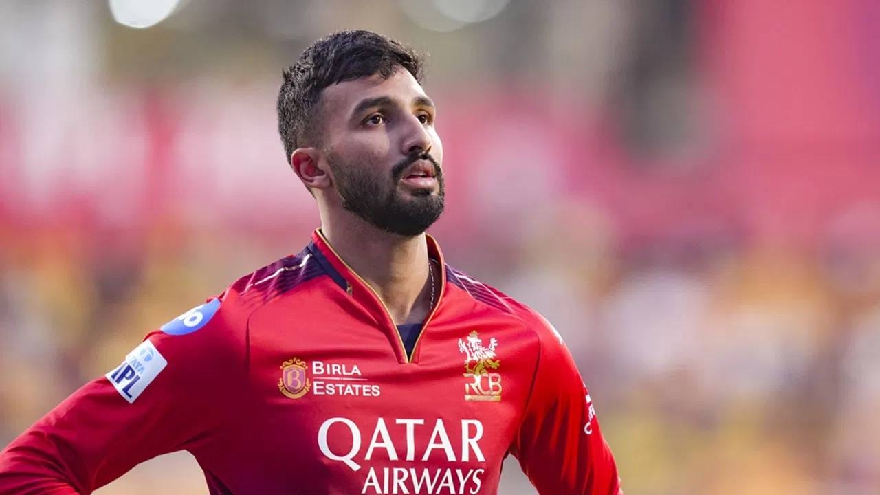 विजय हजारे ट्रॉफी 2025-26 स्पर्धेच्या उपांत्यपूर्व फेरीत कर्नाटकने मुंबईचा आणि सौराष्ट्रने उत्तर प्रदेशचा धुव्वा उडवला. यासह कर्नाटक आणि सौराष्ट्रने उपांत्य फेरीत धडक मारली. कर्नाटकच्या विजयाचा शिल्पकार ठरला तो देवदत्त पडिक्कल... त्याने 95 चेंडूत नाबाद 81 धावांची खेळी केली. तसेच करूण नायरनेही 74 धावा काढल्या. (PC-PTI)