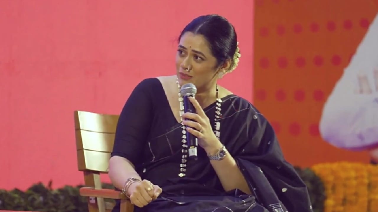 पुण्यात महापालिका निवडणुकीच्या पार्श्वभूमीवर भाजपकडून संवाद पुणेकरांशी हा कार्यक्रम आयोजित करण्यात आला होता. यावेळी तिने मुलाखत सुरु होण्याआधी फडणवीसांचं स्वागत केलं. 