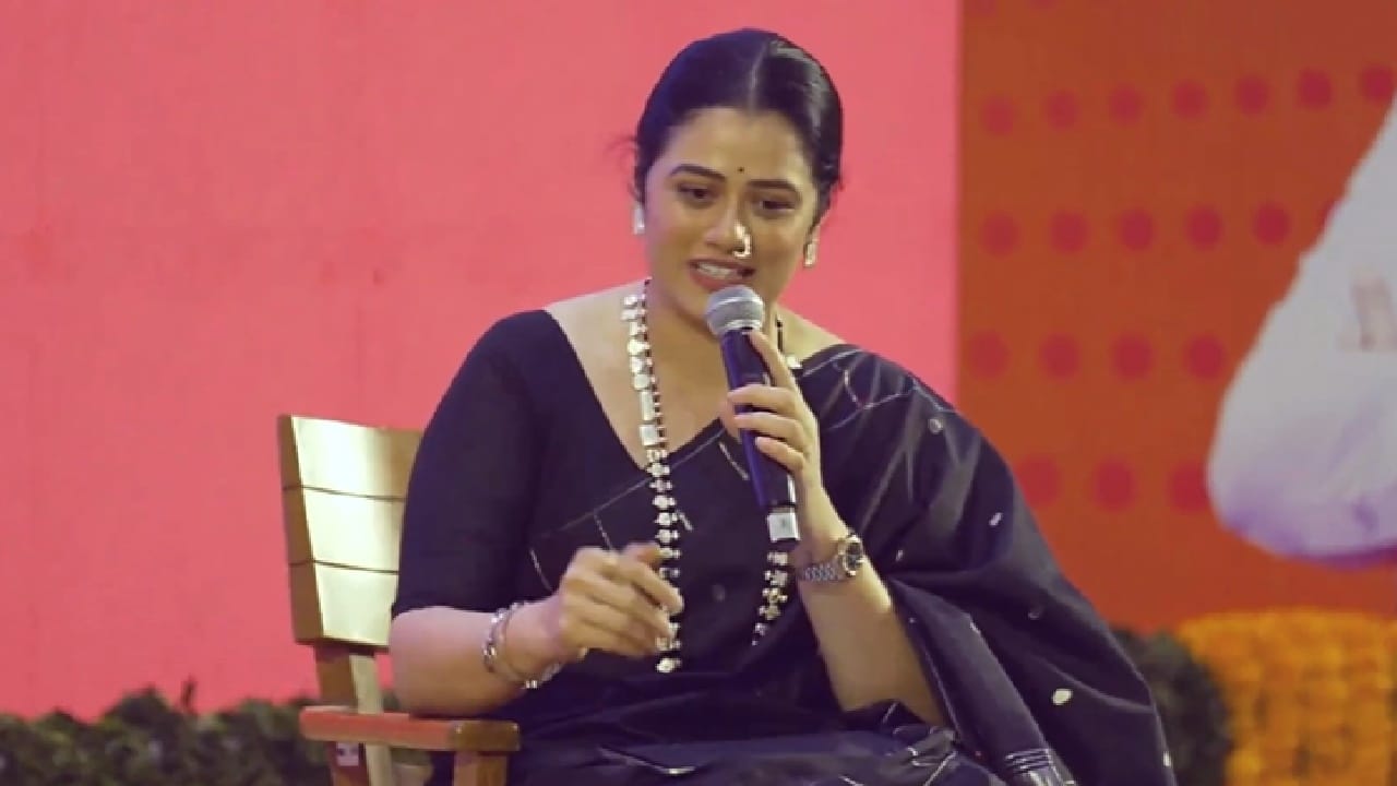 कारण माझ्या समोर सर्व सासरची मंडळी बसली आहे. त्यामुळे काही चूक-भूल झाली तर आताच मी माफी मागते. याच मुळे ती पुन्हा एकदा सोशल मीडियावर चर्चेत आली आहे. 