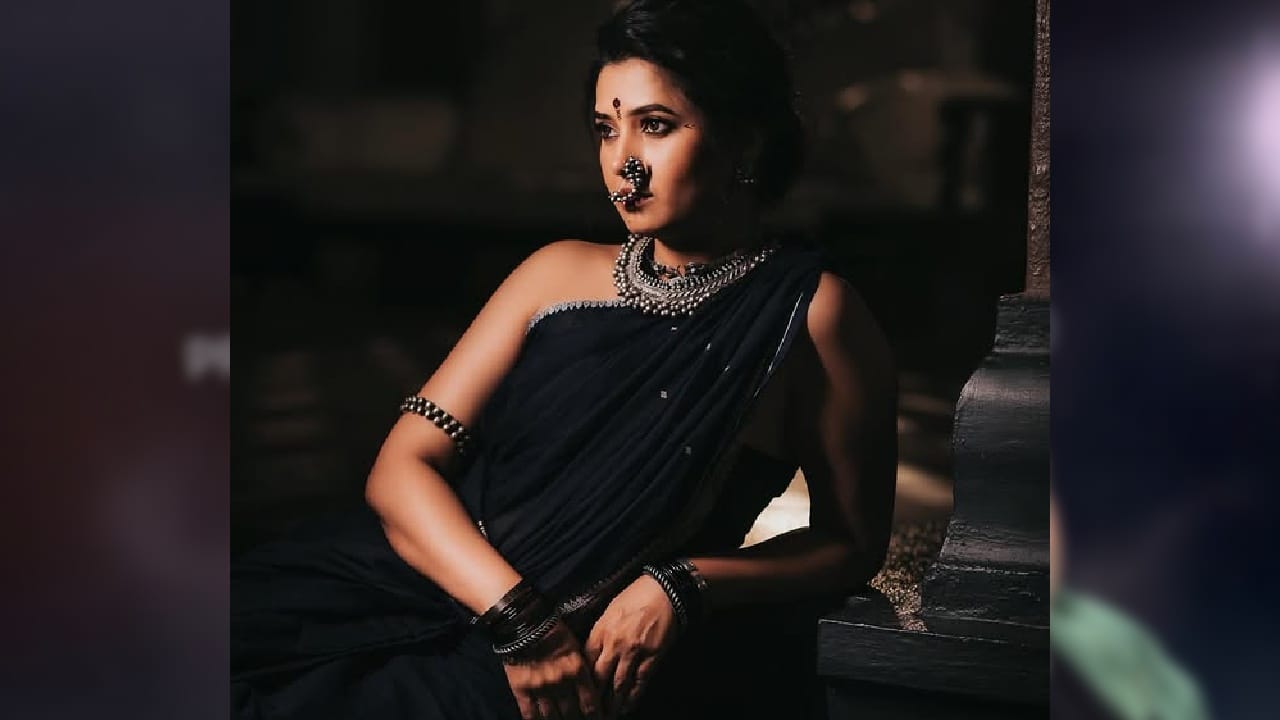 यामध्ये तिने म्हटलं की, 'देवखेळ'चं प्रमोशन सुरु. लवकरच प्रीमिअर येणार भेटीला असं म्हटलं आहे.